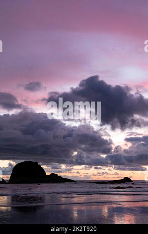 WA22059-00...WASINGTON - tramonto a Ruby Beach sulla costa del Pacifico nel Parco Nazionale Olimpico. Foto Stock