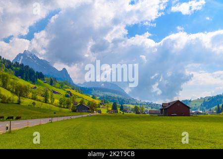 Strada di campagna in villaggio, Alt Sankt Johann, Sankt Gallen, SWI Foto Stock