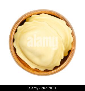 Gnocchi grandi ripieni, pasta all'uovo cruda e farcita in una ciotola di legno Foto Stock