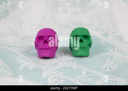 cranio giocattolo di plastica rosa e verde Foto Stock