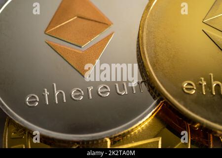 Gold Ethereum o elettronica a livello mondiale scambio di denaro virtuale, blockchain, criptovaluta concetto online. Foto Stock