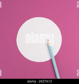 Matite su sfondo di carta rosa, cornice circolare bianca con spazio di copia per testo, minimalismo, concetto creativo e aziendale, colore pastello Foto Stock