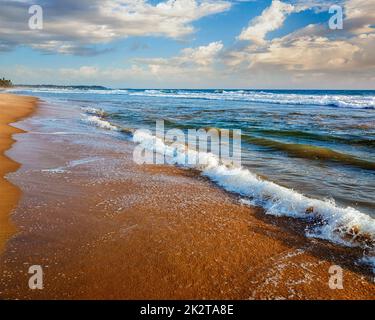 Wave agitandosi sulla sabbia Foto Stock