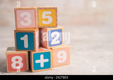 Numero matematico colorato su sfondo bianco, studio di formazione matematica apprendimento concetto di apprendimento. Foto Stock