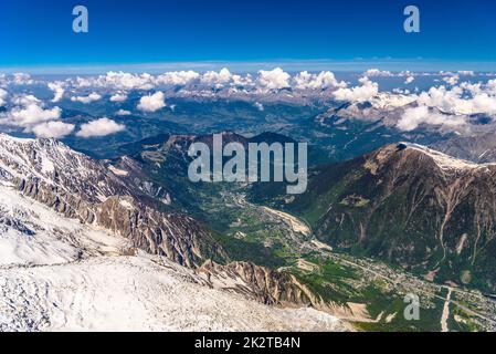 Valle con villaggi tra montagne innevate Chamonix, Monte Bianco, alta Savoia, Alpi, Francia Foto Stock