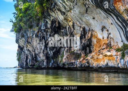 Rocce scogliere vicino all'acqua, Ko Pan Yi, Ao Phang-nga National Pa Foto Stock