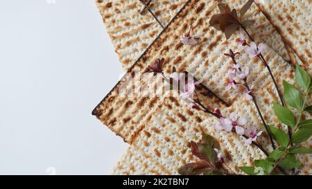 Tavolo servito per la Pasqua (Pesach) al chiuso, con pane matzah come simbolo Pesach (Passover Seder) articolo. Foto Stock