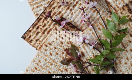 Tavolo servito per la Pasqua (Pesach) al chiuso, con pane matzah come simbolo Pesach (Passover Seder) articolo. Foto Stock