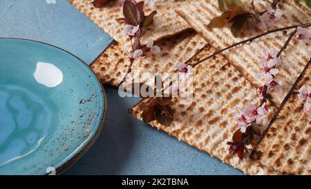 Tavolo servito per la Pasqua (Pesach) al chiuso, con pane matzah come simbolo Pesach (Passover Seder) articolo. Foto Stock