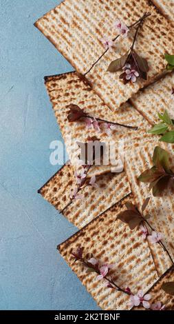 Tavolo servito per la Pasqua (Pesach) al chiuso, con pane matzah come simbolo Pesach (Passover Seder) articolo. Foto Stock