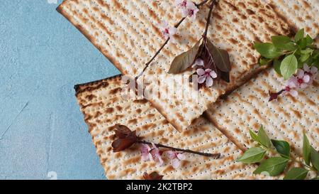 Tavolo servito per la Pasqua (Pesach) al chiuso, con pane matzah come simbolo Pesach (Passover Seder) articolo. Foto Stock