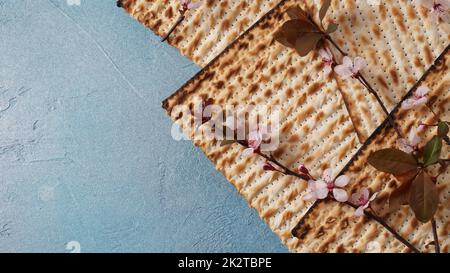 Tavolo servito per la Pasqua (Pesach) al chiuso, con pane matzah come simbolo Pesach (Passover Seder) articolo. Foto Stock