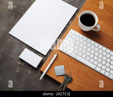 Cancelleria vuota, tasti, tazza da caffè e tastiera. Concetto di agenzia immobiliare. Foto Stock