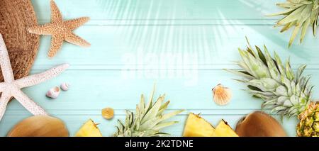 Concetto nautico con foglia di palma, cappello da spiaggia, stelle marine e ananas. Foto Stock