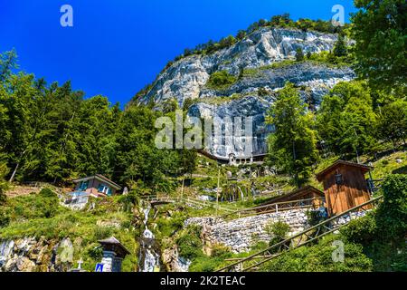 Case sulla scogliera vicino al lago Thun, Thunersee, Berna, Svizzera Foto Stock