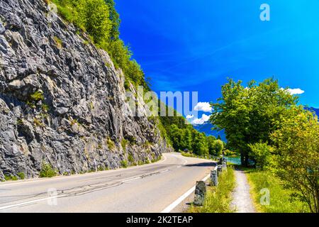 Strada con scogliere, Lago di Thun, Thunersee, Berna, Svizzera Foto Stock