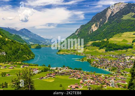 Villaggio vicino al lago Lungern, Lungersee, Obvaldo, Svizzera Foto Stock