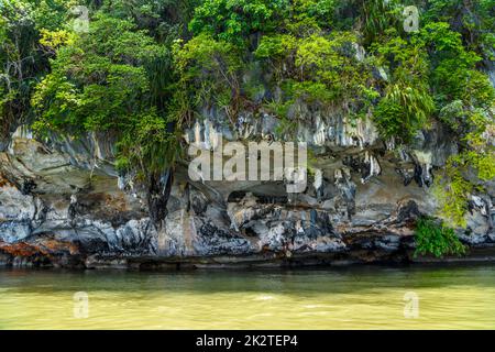 Rocce scogliere vicino all'acqua, Ko Pan Yi, Ao Phang-nga National Pa Foto Stock