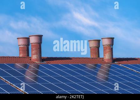Energia verde con pannelli solari su un fienile Foto Stock