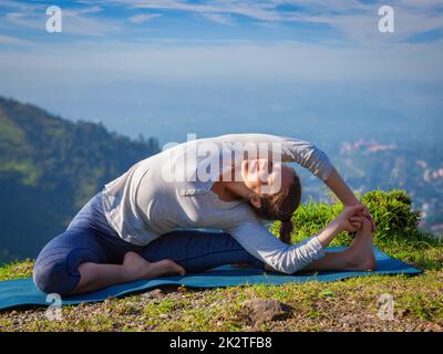 Giovane sportivo da donna fit facendo Hatha Yoga asana Foto Stock