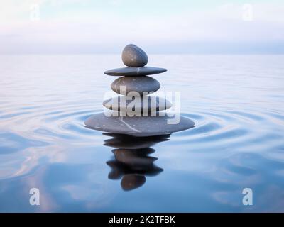 Equilibrato pietre Zen in acqua Foto Stock