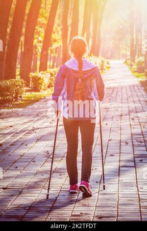 Donna nordic walking all'aperto Foto Stock