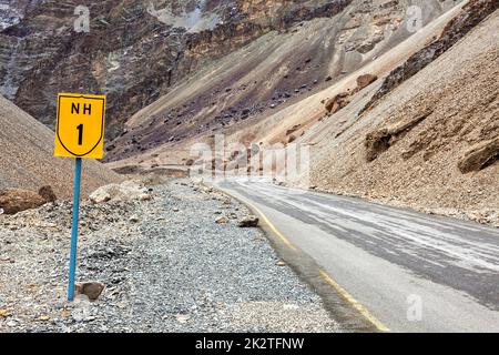 Srinagar Leh autostrada nazionale NH-1 in Himalaya. Ladakh, India Foto Stock