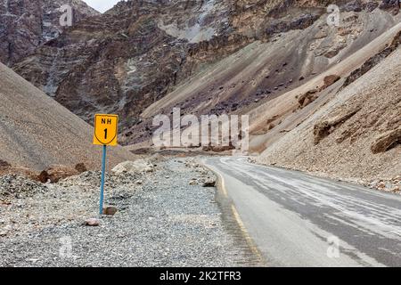 Srinagar Leh autostrada nazionale NH-1 in Himalaya. Ladakh, India Foto Stock