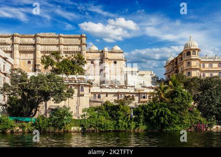 Vista sul Palazzo della Città dal lago. Udaipur, Rajasthan Foto Stock