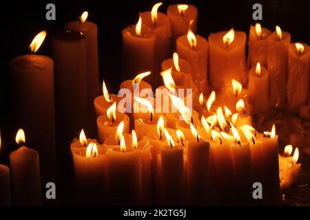 Candele di illuminazione nella cappella di nostra Signora dalla Kamenita vrata (porta di pietra) a Zagabria per ricordare e onorare i defunti cari Foto Stock