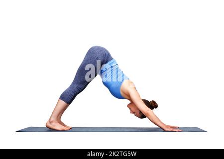 Bella sportiva montare yogi girl le pratiche yoga asana adhomukha sv Foto Stock