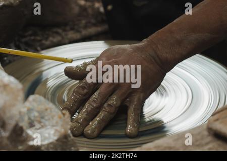 Fare ceramica a mano per fare un contenitore Foto Stock