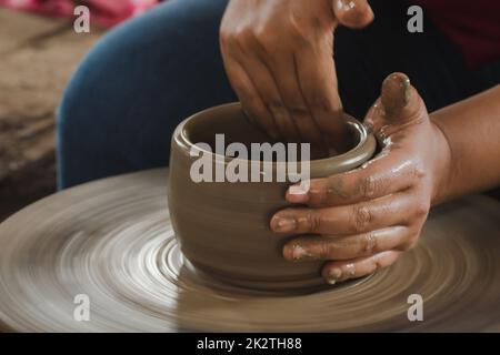 Fare ceramica a mano per fare un contenitore Foto Stock