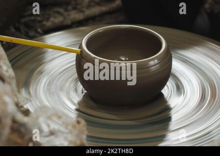 Fare ceramica a mano per fare un contenitore Foto Stock
