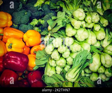 Le verdure nel mercato asiatico vicino fino Foto Stock