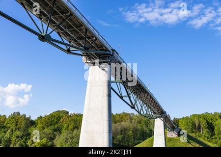 White Rose ponte pedonale sul fiume di Nemunas. Alytus, Lituania Foto Stock