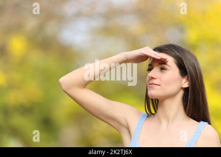 Teen che contempla protezione dal sole in un parco Foto Stock