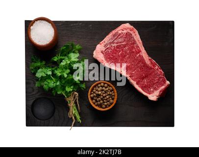 Pezzo fresco di carne di manzo crudo, bistecca striploin, vista dall'alto. Pezzo marmorizzato di carne New York Foto Stock