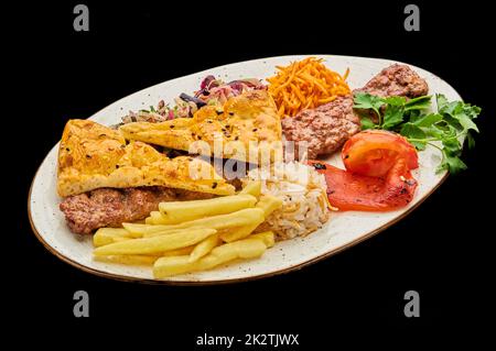 Agnello kebab lula, Adana kebab è disposto su un piatto su un isolato sfondo nero Foto Stock