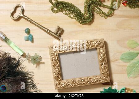 Vecchia cornice d'oro vintage con passepartout Foto stock - Alamy