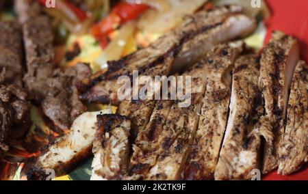 Fajita di manzo e pollo con cipolle e peperoni Foto Stock