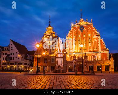 Riga Town Hall Square, House of the Blackheads e St Roland St Foto Stock