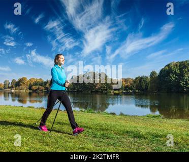Giovane donna nordic walking Foto Stock