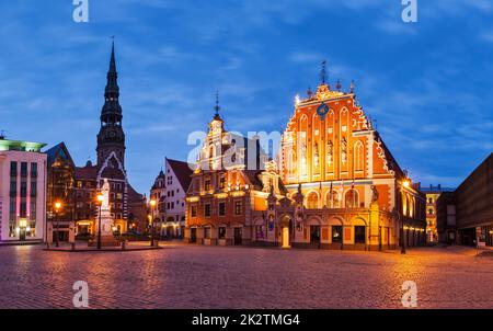 Panorama riga Town Hall Square con Casa delle teste nere, St. Foto Stock