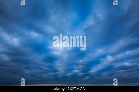 Drammatico cielo tempestoso Foto Stock