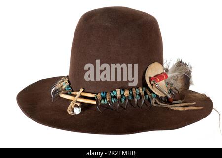 Cappello nativo americano con fascia del cappello fatta di artigli del raptor e turchese sul feltro marrone con la piuma dell'aquila Foto Stock
