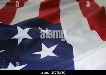 La bandiera degli Stati Uniti, ripiegata in onde. Giorno allarme. Il concetto di giorno dell'Indipendenza, elezioni, Memorial Day. Foto Stock