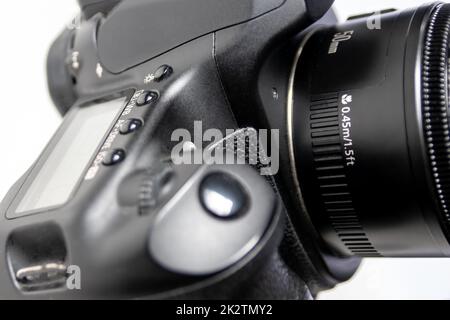 L'attrezzatura professionale per fotocamera reflex digitale con obiettivo a focale fissa F1,8 da 50 mm in vista macro ravvicinata mostra i dettagli dell'attrezzatura fotografica per foto da studio e ritratti con reflex digitale Foto Stock