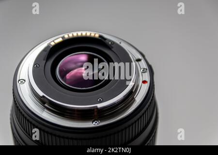 Lato posteriore dell'obiettivo di una fotocamera reflex digitale per la fotografia professionale con dettagli di montaggio della fotocamera in modalità macro e splendidi dettagli dell'obiettivo per una precisione ottica nella fotografia di ritratti Foto Stock