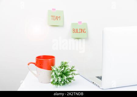 Testo scritto a mano Team Building. Word scritto sui tipi di attività utilizzati per migliorare le relazioni sociali Tidy Workspace Setup, Writing Desk Tools Equipment, Smart Office Foto Stock